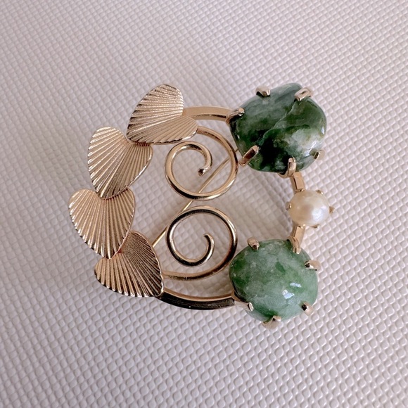 Vintage Jadeite Brooch and Earrings Set - Picture 3 of 4